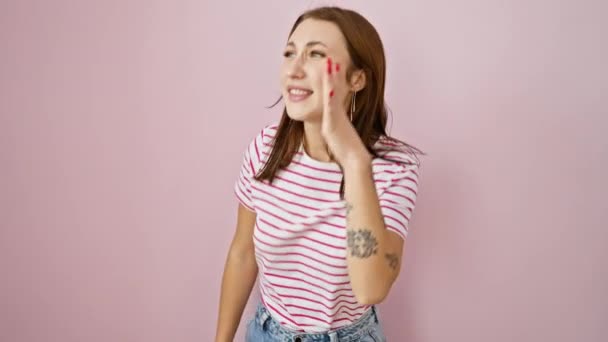 줄무늬 티셔츠 활발하게 비명과 분홍색 배경에 그녀의 얼굴을 그려진 — 비디오