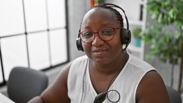 Αυτοπεποίθηση Αφροαμερικανή Γυναίκα Εργάζεται Ευτυχώς Στέλεχος Επιχειρήσεων Φορώντας Ακουστικά Και — Αρχείο Βίντεο