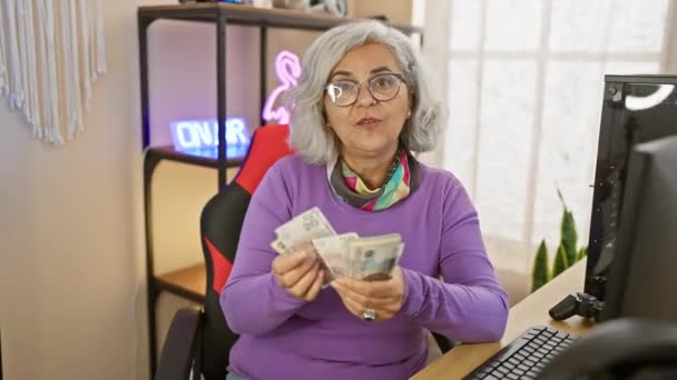 Olgun Bir Kadın Neon Işıklı Bir Oyun Odasında Kasıtlı Ifadeyle — Stok video