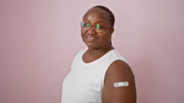 Впевнена Афроамериканка Посміхається Радісно Вказуючи Допомогу Руку Над Ізольованим Рожевим — стокове відео