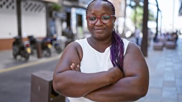 Αυτοπεποίθηση Αφροαμερικανή Γυναίκα Αθλητικές Πλεξούδες Και Γυαλιά Χαμογελά Ευρέως Και — Αρχείο Βίντεο
