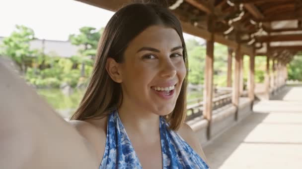 Güzel Spanyol Kadın Kyoto Eğleniyor Jingu Müziğinde Eğlenceli Bir Selfie — Stok video