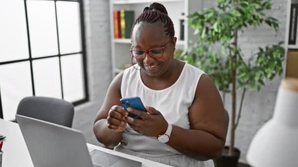 Trabajadora Negocios Afroamericana Usando Laptop Smartphone Celebrando Oficina — Vídeos de Stock