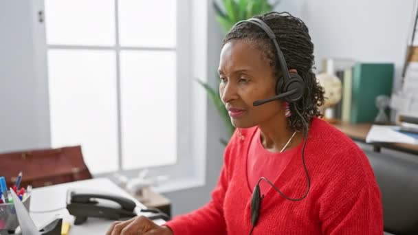 Professionell Afrikansk Kvinna Upplever Obehag Kontorsmiljö Medan Bär Ett Headset — Stockvideo