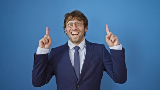 Junger Mann Business Anzug Lächelt Erstaunt Und Überrascht Und Zeigt — Stockvideo