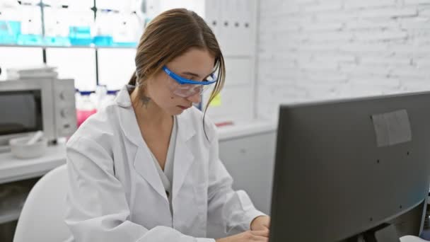 Odaklanmış Bir Kadın Bilim Adamı Modern Bir Laboratuvarda Bilgisayarında Çalışırken — Stok video