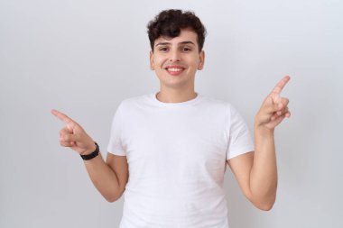 Gündelik beyaz tişört giyen, kendine güvenen, farklı yönleri gösteren genç, ikiyüzlü olmayan bir adam. reklam için kopyalama alanı 