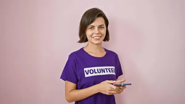 Joven Voluntaria Hispana Confiada Sonriendo Maravillosamente Mientras Envía Mensajes Texto —  Fotos de Stock