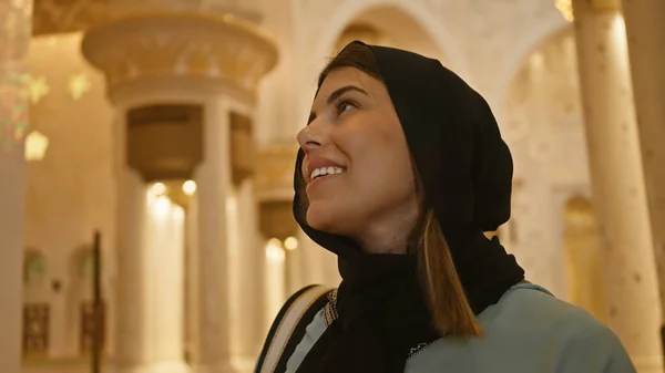 Улыбающаяся Женщина Хиджабе Любующаяся Исламской Архитектурой Мечети Абу Даби — стоковое фото