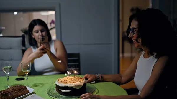 Två Kvinnor Firar Inomhus Med Tårta Med Gnistrande Ljus Fånga — Stockfoto