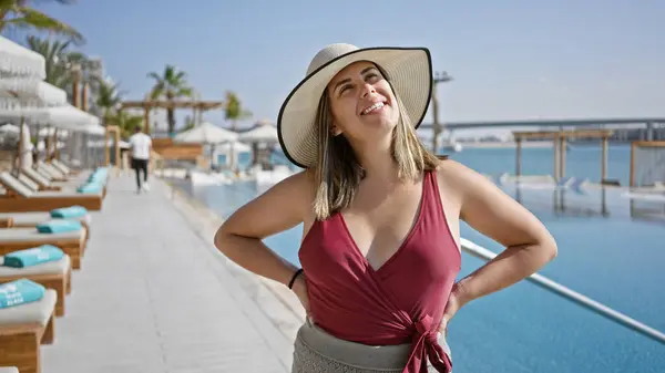 Mujer Sonriente Sombrero Traje Baño Disfrutando Ambiente Lujo Junto Piscina —  Fotos de Stock