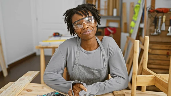 Африканская Американка Дредами Защитных Очках Столярной Мастерской — стоковое фото