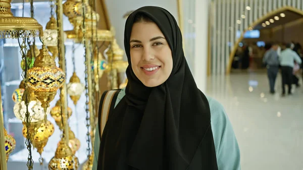 Eine Lächelnde Junge Frau Hijab Einer Aufwändig Dekorierten Lobby Der — Stockfoto
