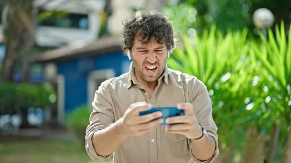 Junger Hispanischer Mann Spielt Videospiel Mit Wütender Miene Park — Stockfoto
