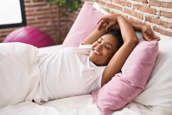 Mujer Afroamericana Sonriendo Confiada Acostada Cama Dormitorio — Foto de Stock