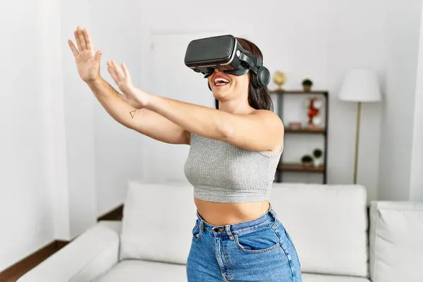 Mladý Krásný Hispánec Žena Hrát Videohry Pomocí Virtuální Reality Brýle — Stock fotografie