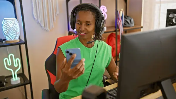 African American Mature Woman Using Smartphone Wearing Headset Home Gaming — Stock Photo, Image