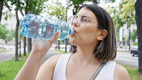 Nuori Kaunis Latino Nainen Seisoo Juomavesi Puistossa Wienissä — kuvapankkivalokuva