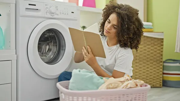 Jovem Bela Mulher Hispânica Tomando Notas Espera Máquina Lavar Roupa — Fotografia de Stock