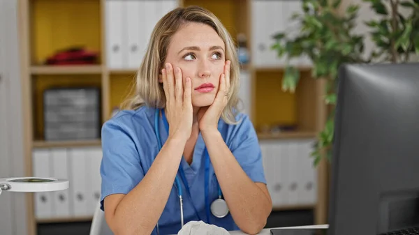 Young Blonde Woman Doctor Stressed Working Clinic — ストック写真