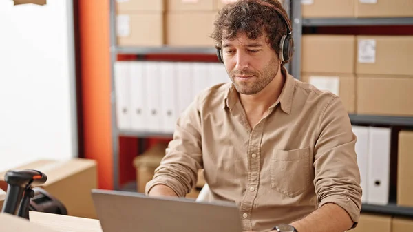 Young Hispanic Man Ecommerce Business Worker Typing Computer Wearing Headphones — Stock Photo, Image