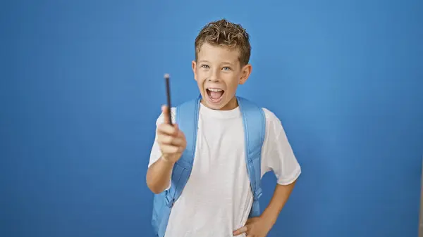 Blonder Junge Student Mit Idee Lächelt Über Isolierten Blauen Hintergrund — Stockfoto