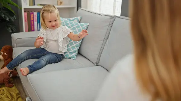 Kafkasyalı Rahat Anne Küçük Kızı Evde Güvenle Gülücüklerini Paylaşıyorlar Oturma — Stok fotoğraf