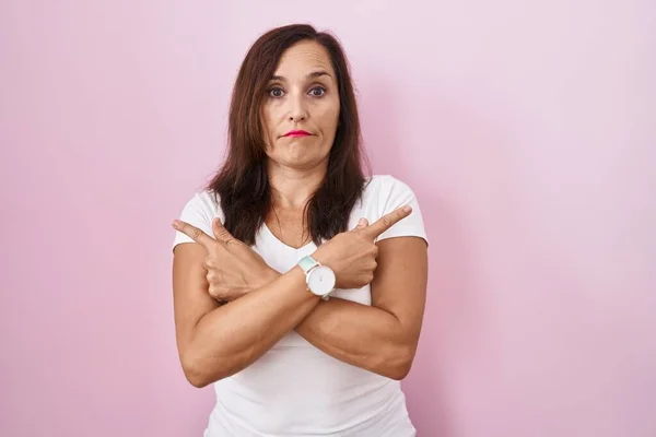 Middle Age Brunette Woman Standing Pink Background Pointing Both Sides — Stock Photo, Image