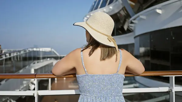Una Joven Mujer Adulta Disfruta Unas Vacaciones Cubierta Crucero Mostrando —  Fotos de Stock