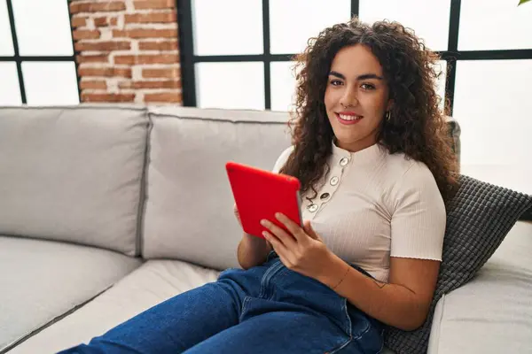 Joven Mujer Hispana Hermosa Usando Touchpad Sentado Sofá Casa — Foto de Stock