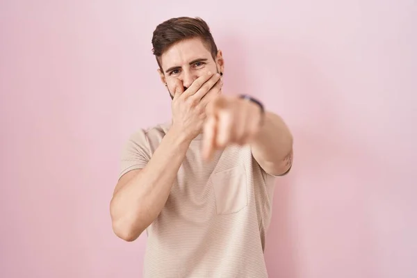 Hispanic Man Beard Standing Pink Background Laughing You Pointing Finger — Stock Photo, Image