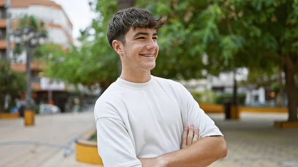 Fröhlicher Junger Hispanischer Teenager Der Selbstbewusst Stadtpark Steht Die Arme — Stockfoto