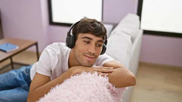 Retrato Jovem Hispânico Relaxado Confiante Desfrutando Alegremente Som Música Ouvindo — Fotografia de Stock