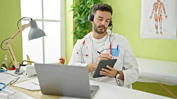 Νεαρός Ισπανός Γιατρός Βίντεο Που Γράφει Στο Touchpad Στην Κλινική — Φωτογραφία Αρχείου
