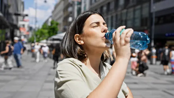 Joven Mujer Hispana Hermosa Parada Bebiendo Agua Las Calles Viena — Foto de Stock