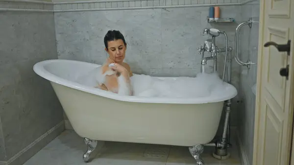 Uma Mulher Relaxada Desfruta Banho Espuma Uma Elegante Banheira Garras — Fotografia de Stock