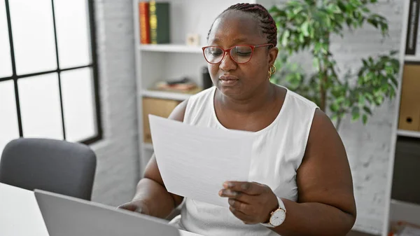 Focused African American Business Woman Reading Laptop Document Office Working — Stock Photo, Image