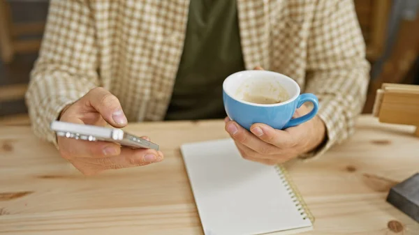 Een Man Sms Een Smartphone Tijdens Een Koffiepauze Een Houten — Stockfoto