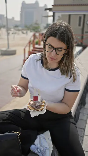 Young Woman Enjoys Poffertjes Drizzled Chocolate Urban Qatar Setting — Stock Photo, Image