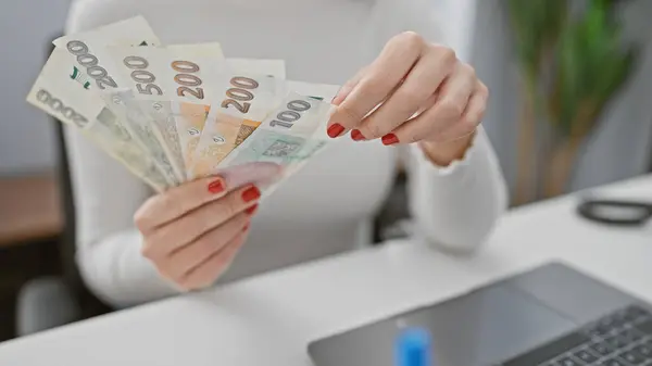 Ung Kvinna Räknar Tjeckisk Valuta Sin Arbetsplats Indikerar Ekonomi Eller — Stockfoto