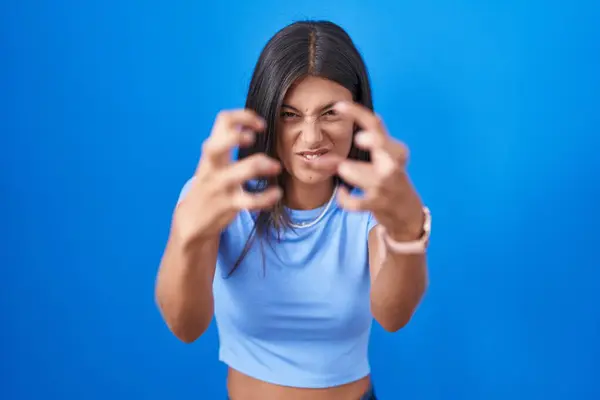 Brunette Young Woman Standing Blue Background Shouting Frustrated Rage Hands — Stock Photo, Image