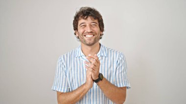 Genç İspanyol adam gülümsüyor kendinden emin el çırpıyor izole beyaz arka planda.