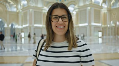 Abu Dabi 'deki lüks Qasr al Watan' da gülümseyen genç bir kadın, turizm ve kültür sergiliyor..