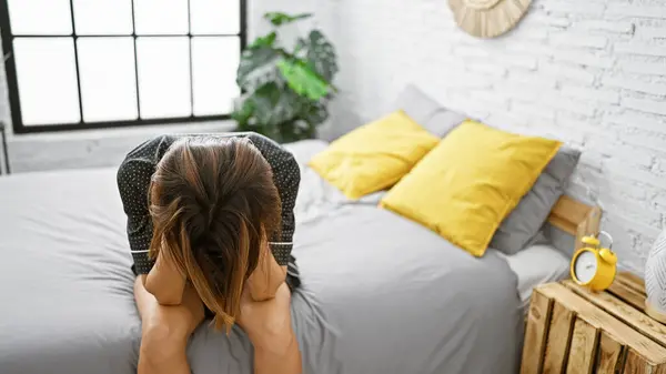 Yorgun Genç Spanyol Kadın Yatak Odasında Stresli Yorgun Bir Ifadeyle — Stok fotoğraf