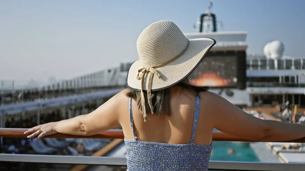 Una Giovane Donna Che Indossa Cappello Sole Rilassa Sul Ponte — Foto Stock