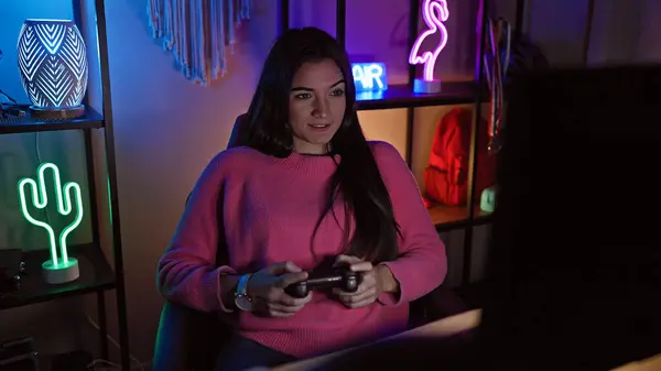 Een Jonge Spaanse Vrouw Speelt Videospelletjes Een Donkere Neon Verlichte — Stockfoto