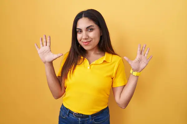 Young Arab Woman Standing Yellow Background Showing Pointing Fingers Number — Stock Photo, Image