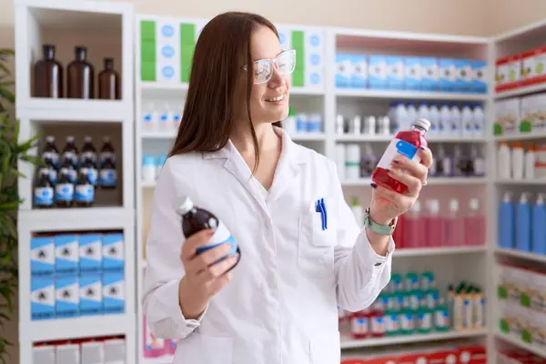 Ung Vacker Kvinna Farmaceut Ler Säker Innehav Medicinflaskor Apoteket — Stockfoto
