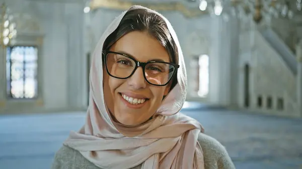 在一座古老的伊斯坦布尔清真寺里 戴着眼镜 头戴头巾 笑着年轻的成年惊慌失措女子 — 图库照片