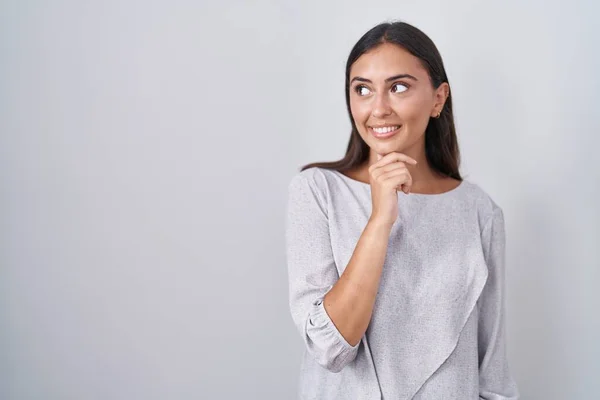 Young Hispanic Woman Standing White Background Hand Chin Thinking Question — Stock Fotó